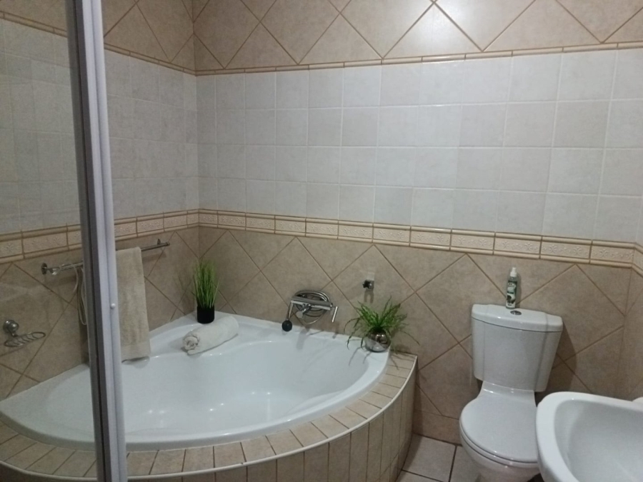 3 Bedroom Property for Sale in Roylglen Gardens Northern Cape